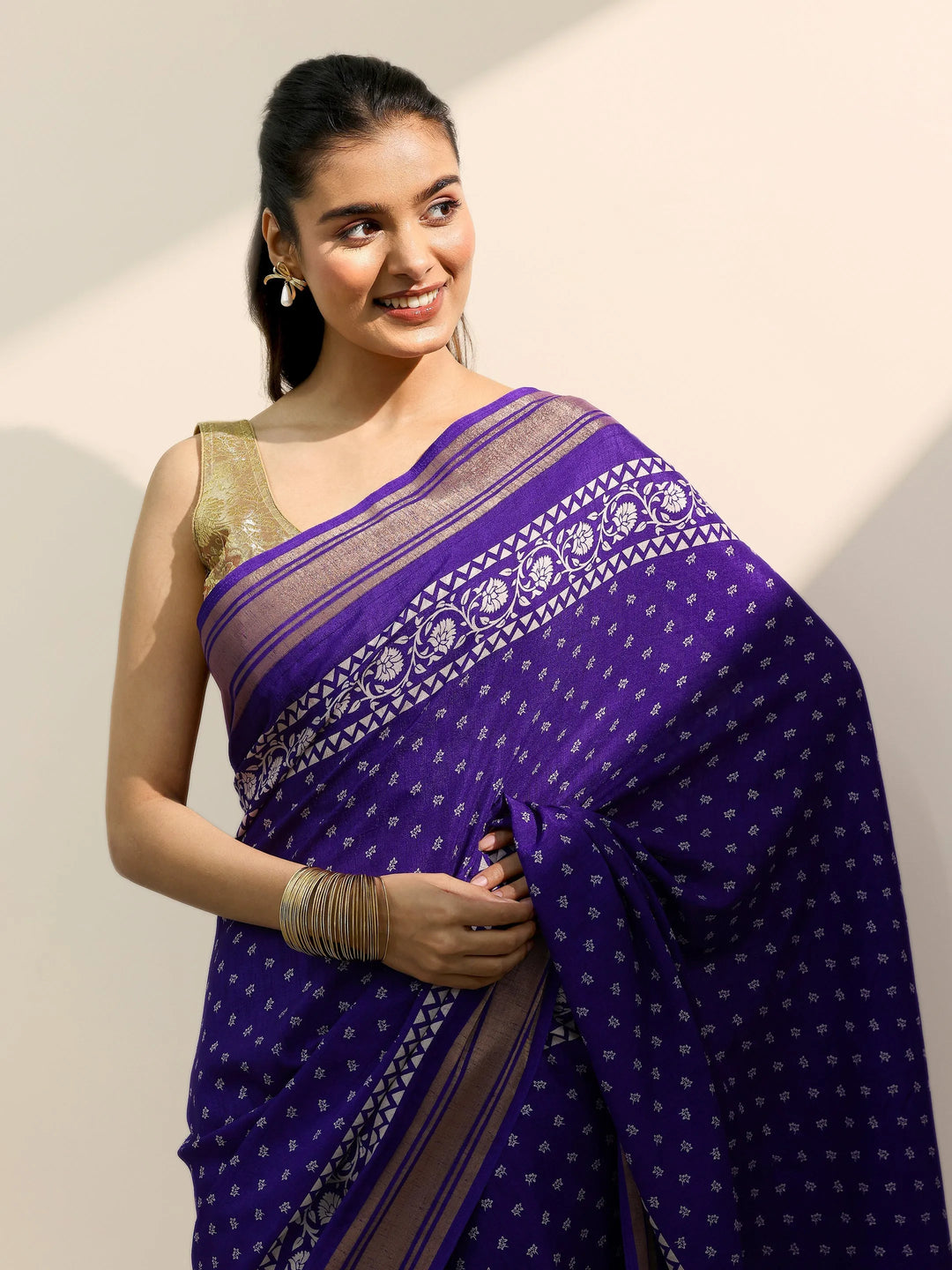 Purple Printed Silk Blend Saree With Unstitched Blouse Piece