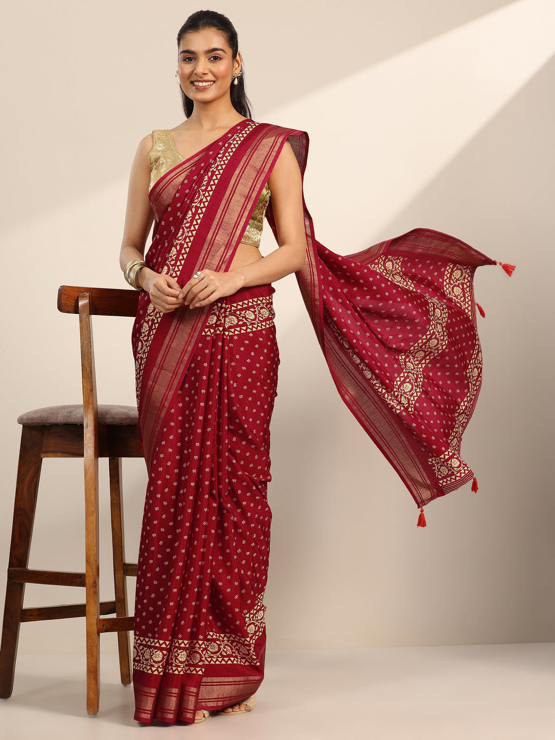 Red Printed Silk Blend Saree With Unstitched Blouse Piece