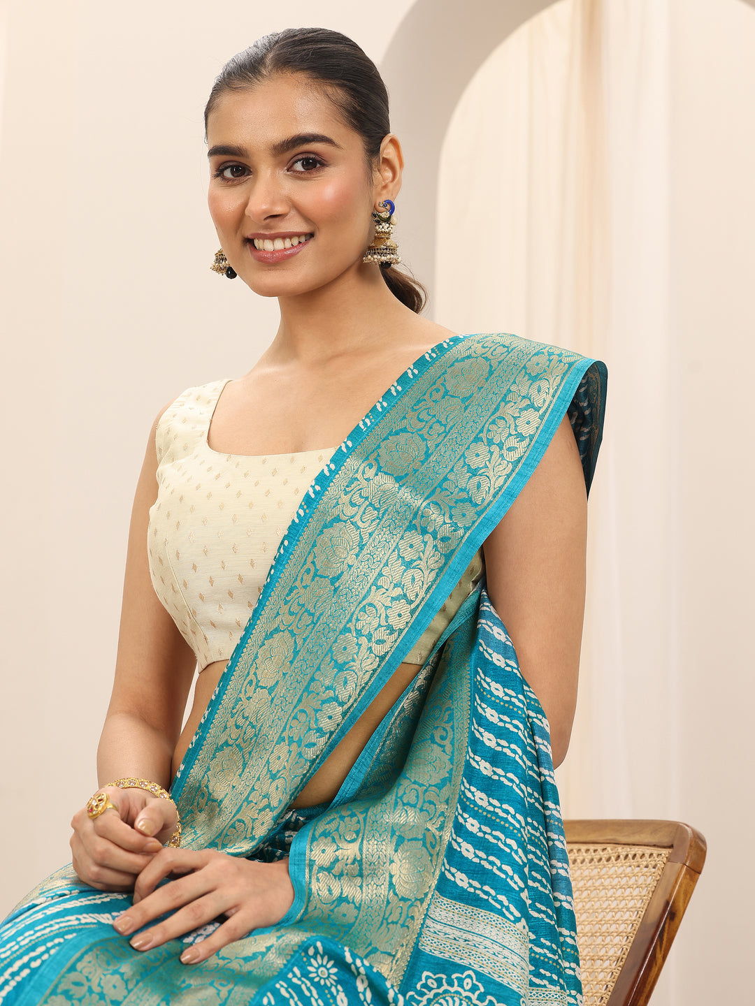 Turquoise Printed Silk Blend Saree With Unstitched Blouse Piece