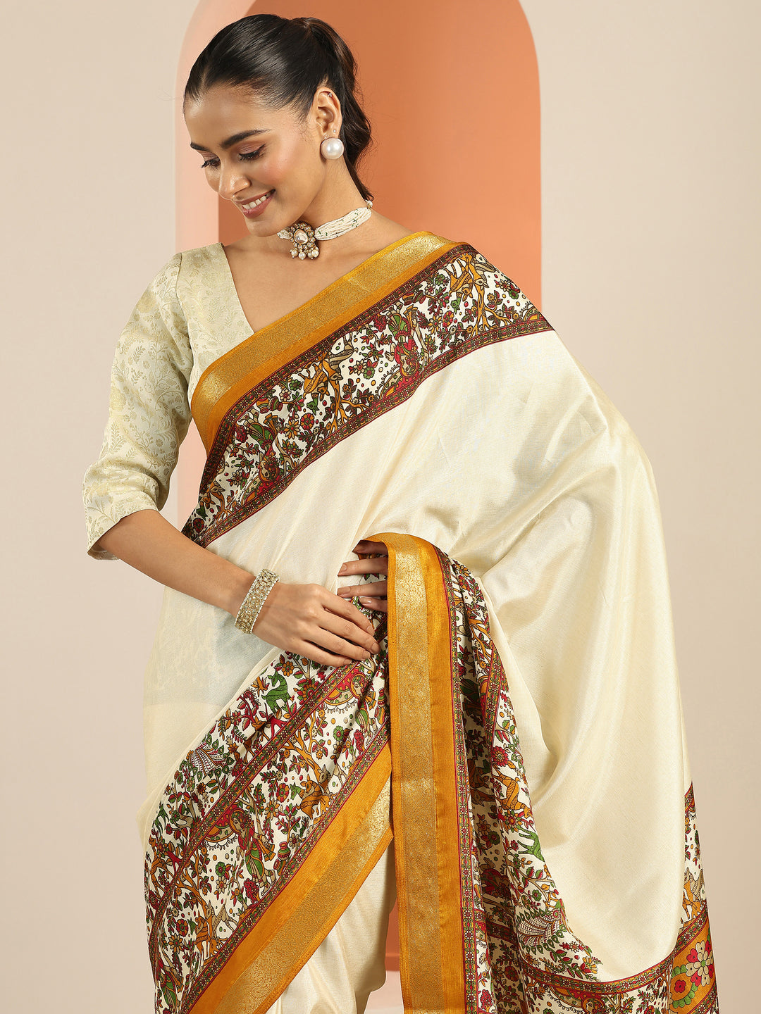 Beige Solid Georgette Saree With Unstitched Blouse Piece