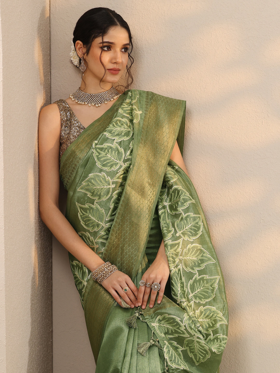 Green Embroidered Silk Blend Saree With Unstitched Blouse Piece
