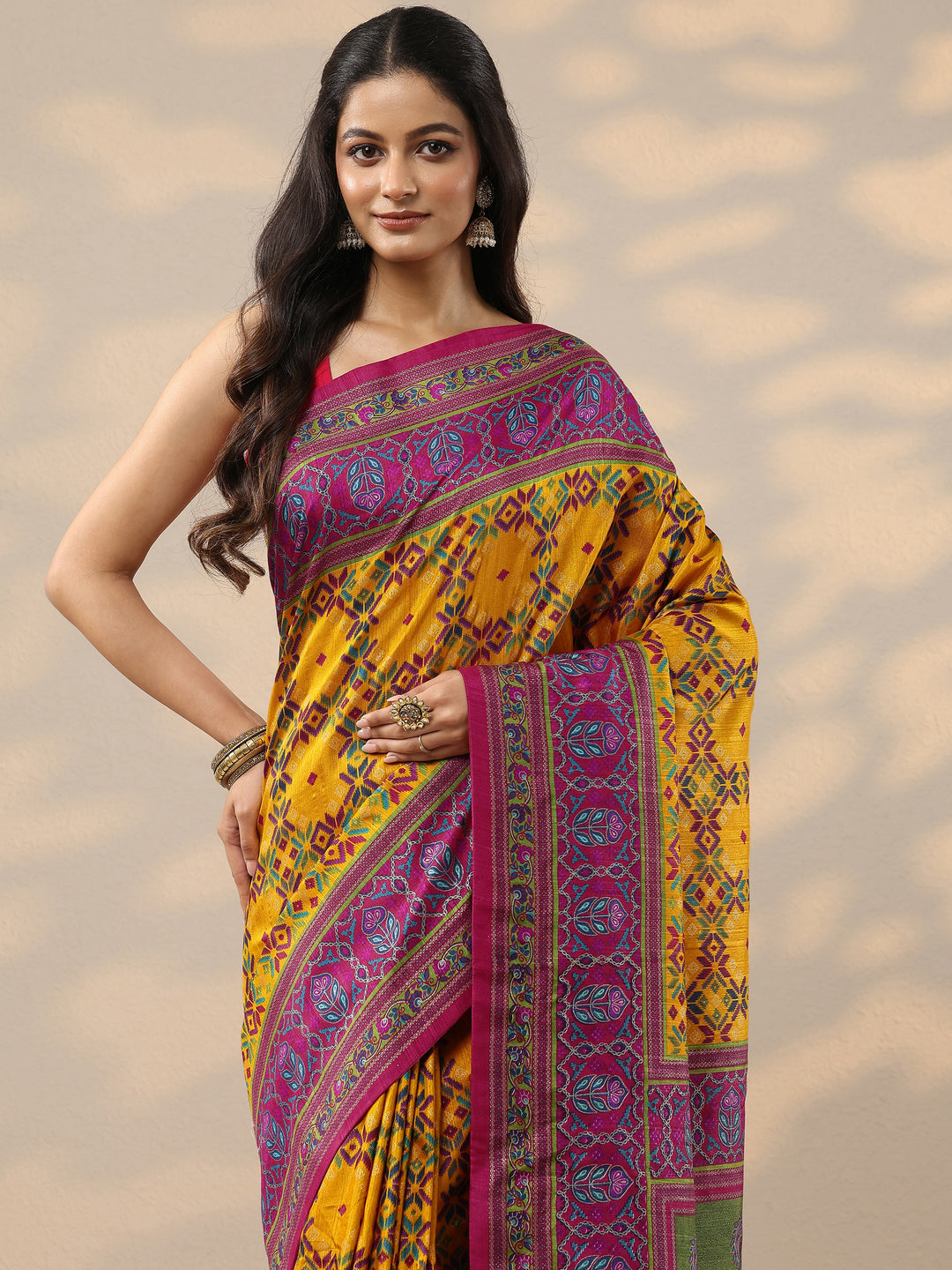 Mustard Printed Silk Blend Saree With Unstitched Blouse Piece