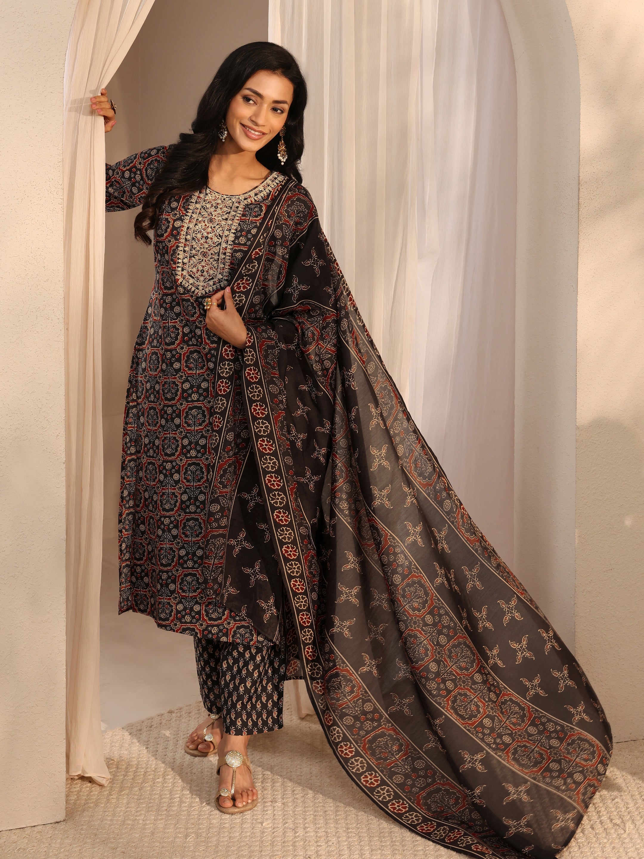 ajrak dupatta with black dress This beautiful black salwar suit paired with Ajrakh print dupatta from  @zehrish_official  . . . #collaboration #fashion #style #instagram  #keerthanask #pakistanisuits #ajrakhprints