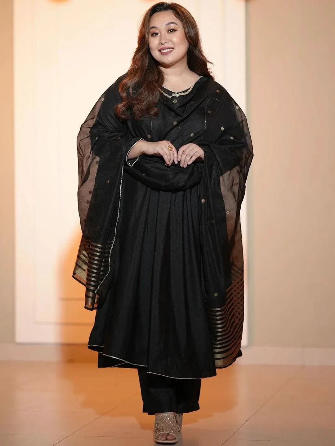 Black Solid Silk Blend Anarkali Kurta With Dupatta
Black Solid Silk Blend Anarkali Kurta With Dupatta