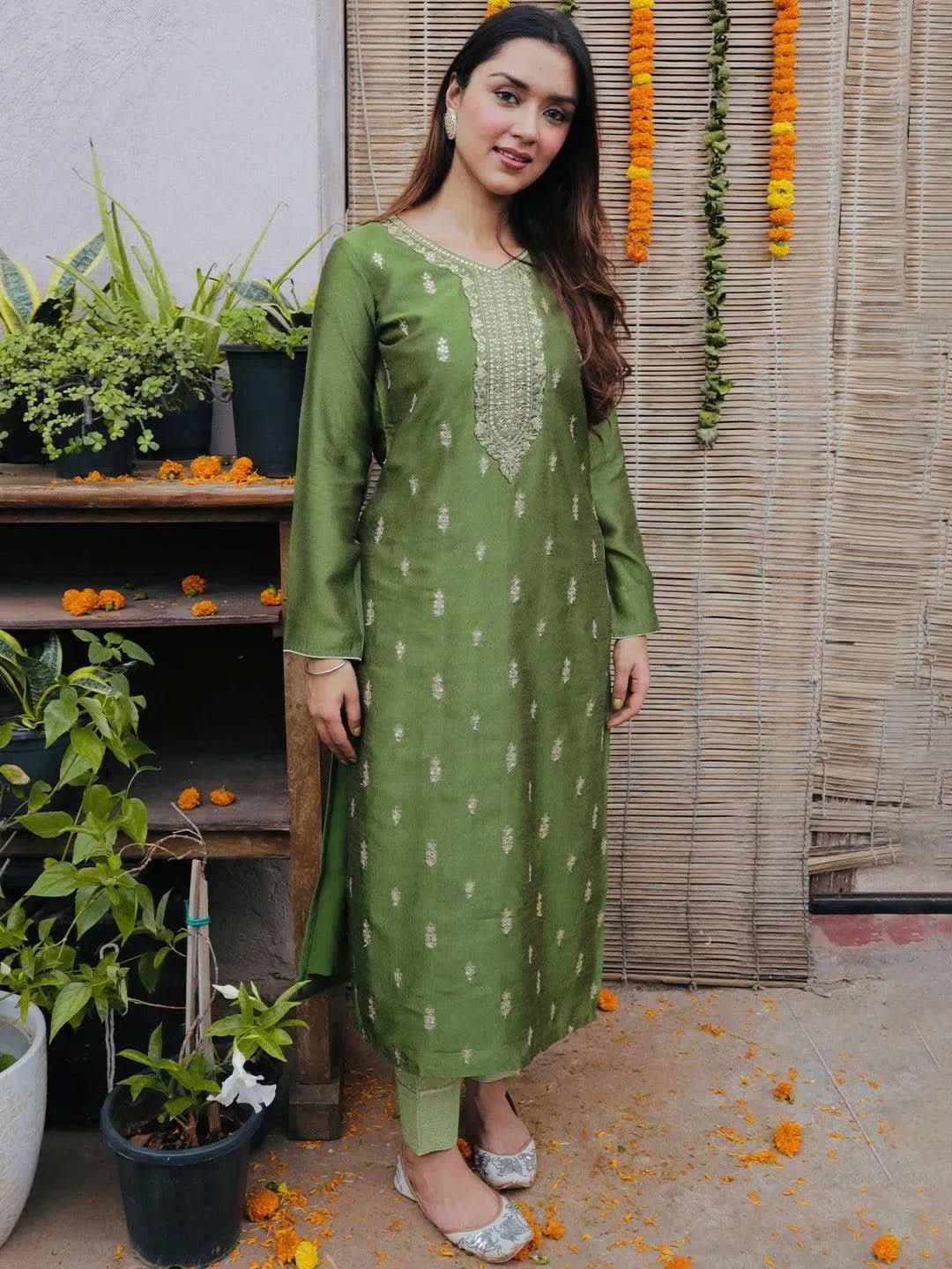 Green Embroidered Silk Straight Kurta
Green Embroidered Silk Straight Kurta