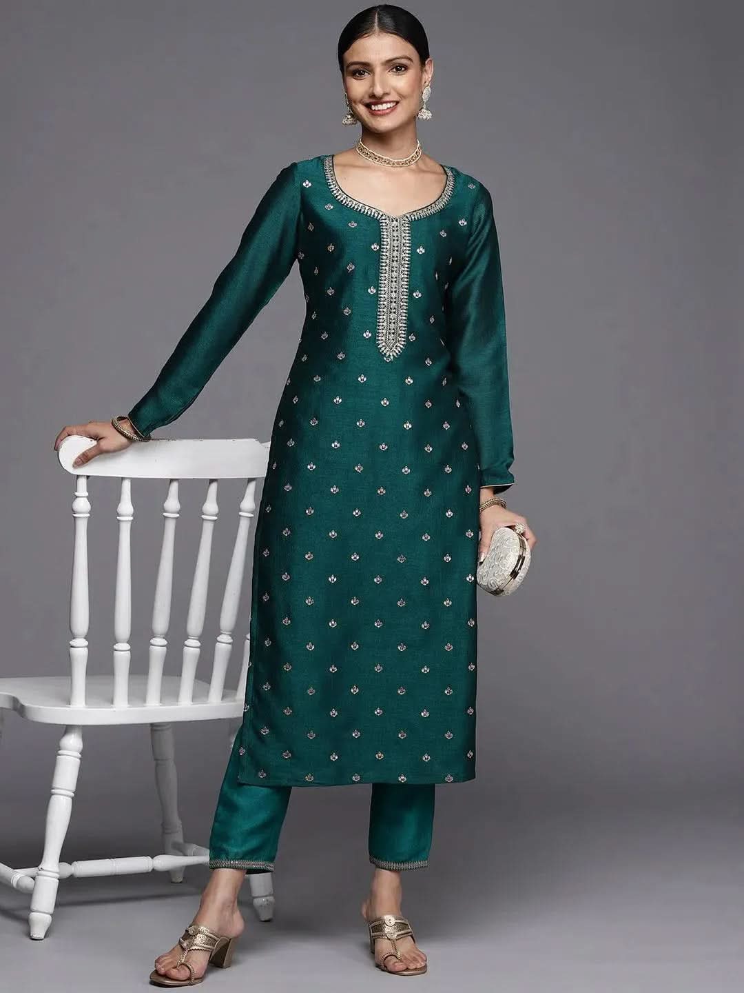 Green Embroidered Silk Straight Kurta
Green Embroidered Silk Straight Kurta
