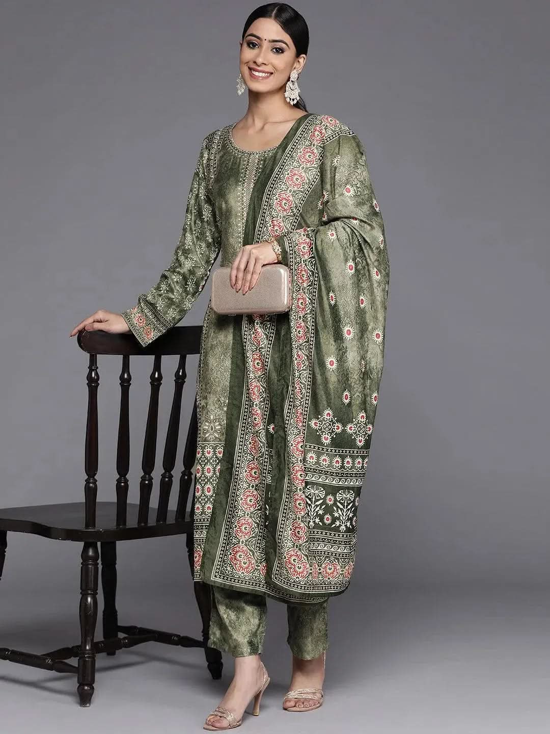 Green Printed Velvet Straight Kurta With Dupatta
Green Printed Velvet Straight Kurta With Dupatta