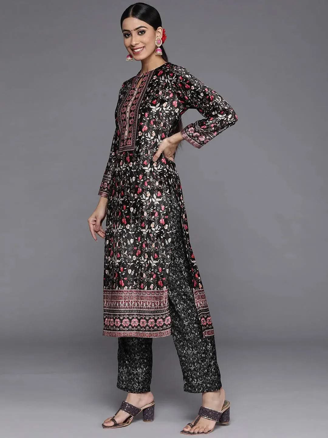 Multicoloured Printed Velvet Straight Kurta With Dupatta
Multicoloured Printed Velvet Straight Kurta With Dupatta