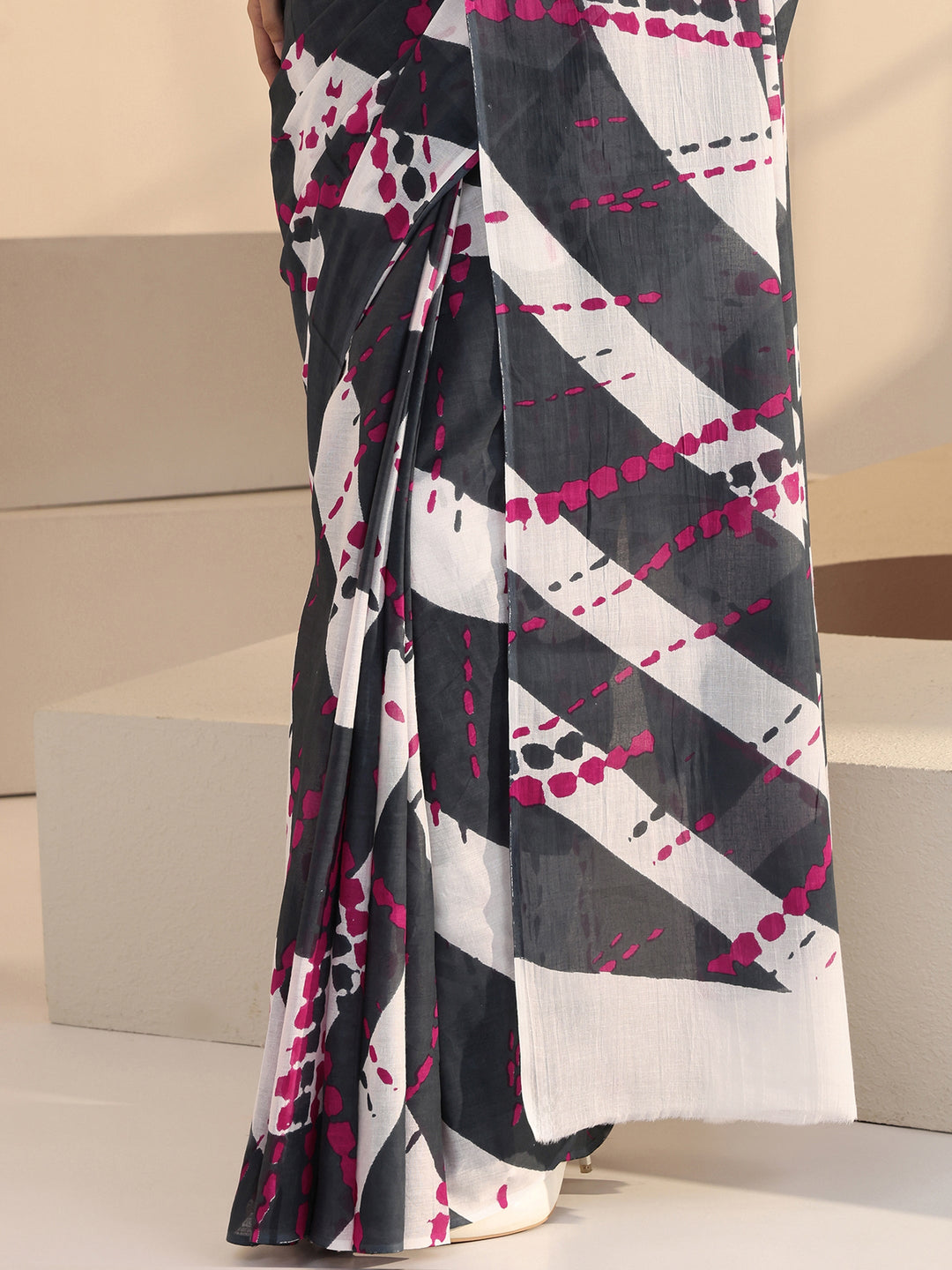  Grey Geometric Print Cotton Saree 