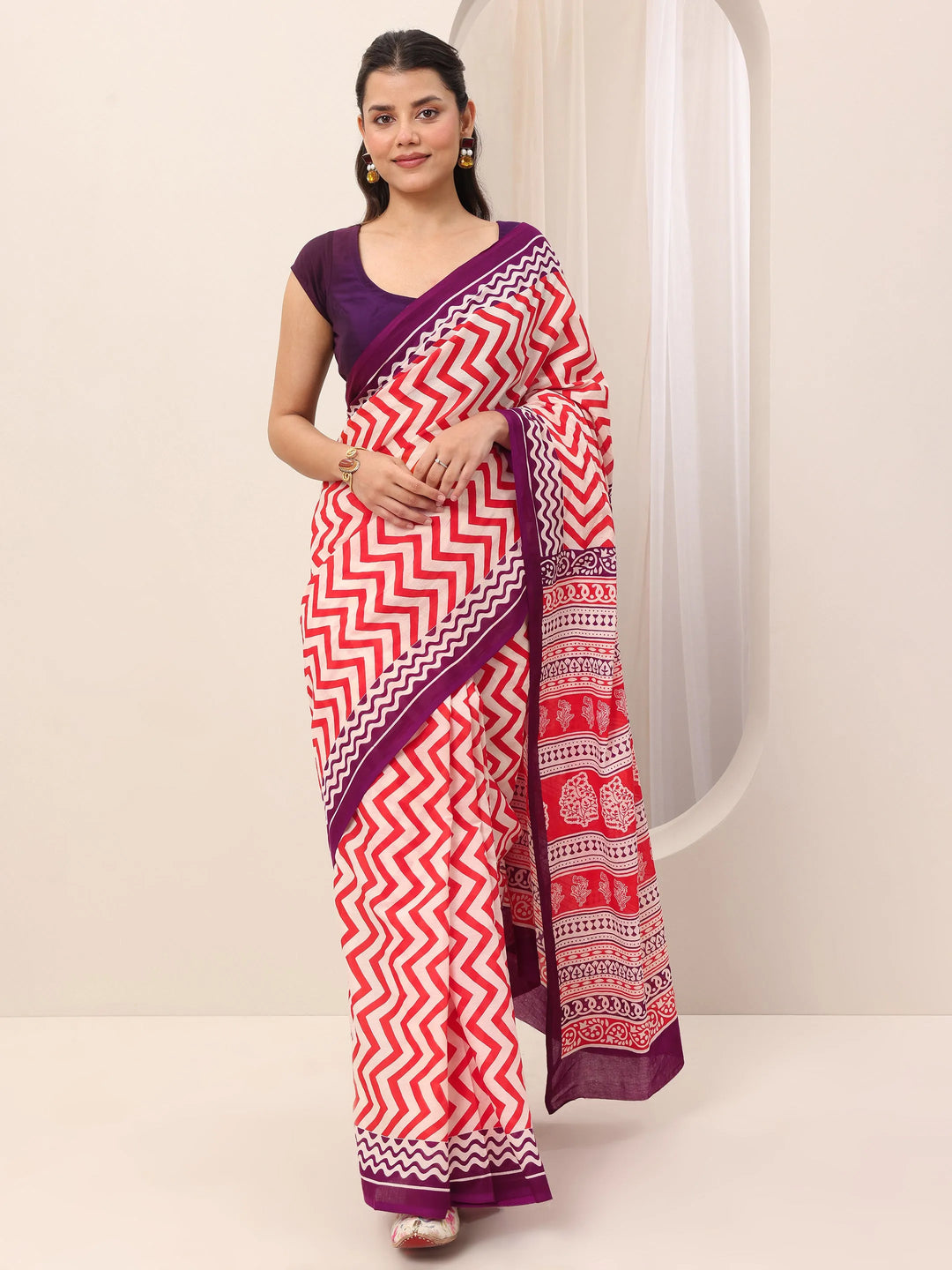  White Printed Cotton Saree With Unstitched Blouse Piece 