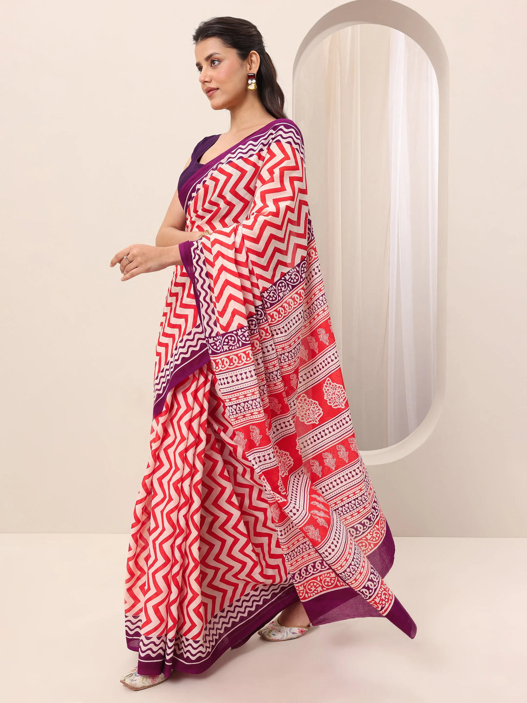  White Printed Cotton Saree With Unstitched Blouse Piece 