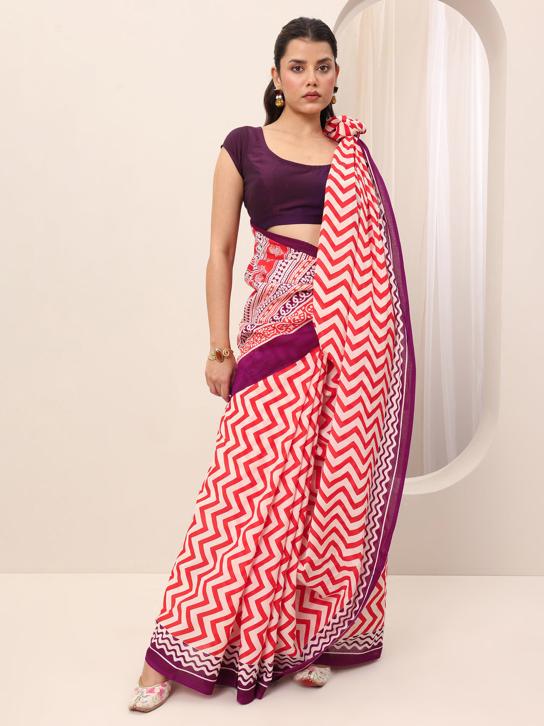 White Printed Cotton Saree With Unstitched Blouse Piece