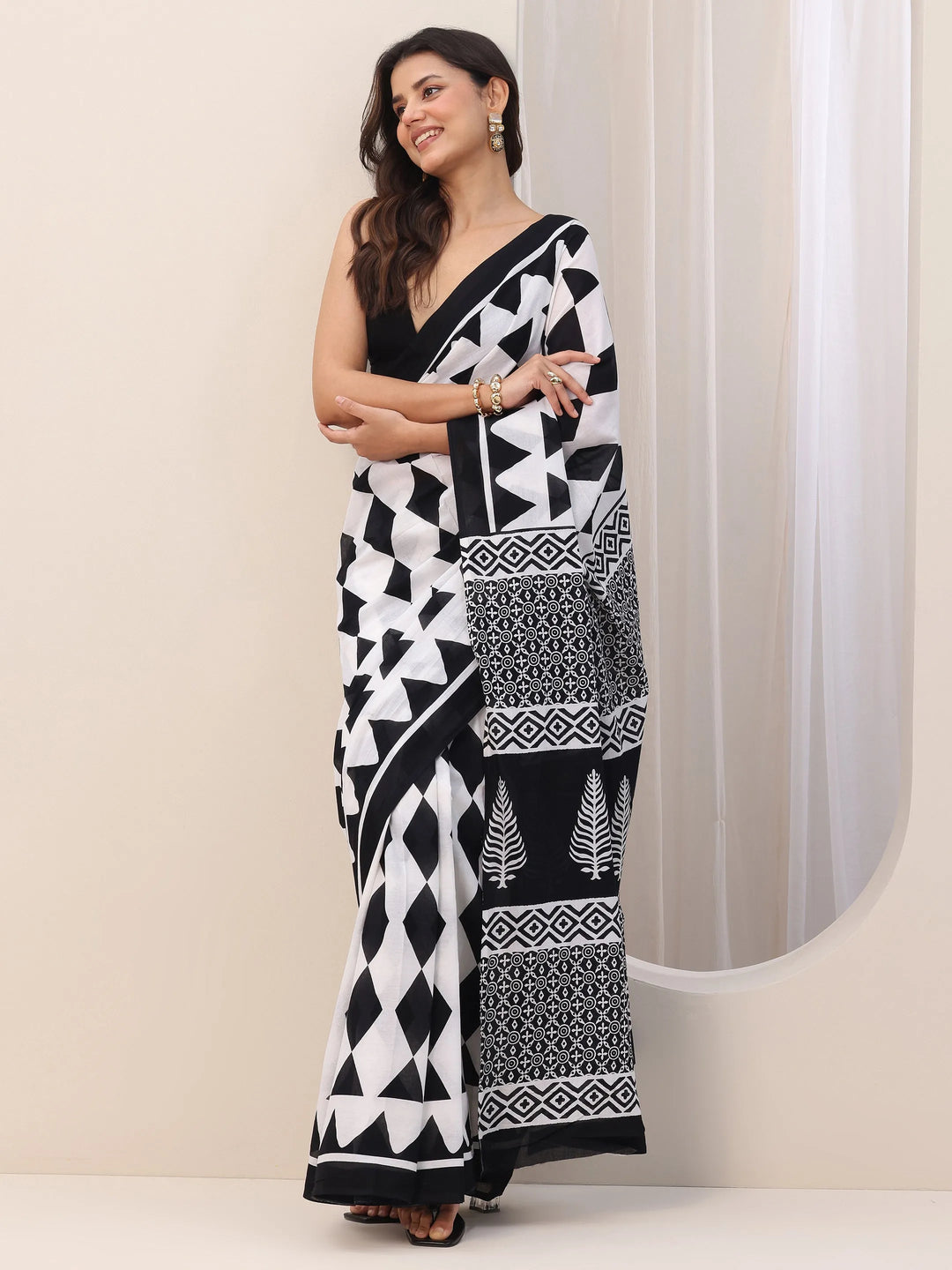  White Printed Cotton Saree With Unstitched Blouse Piece 