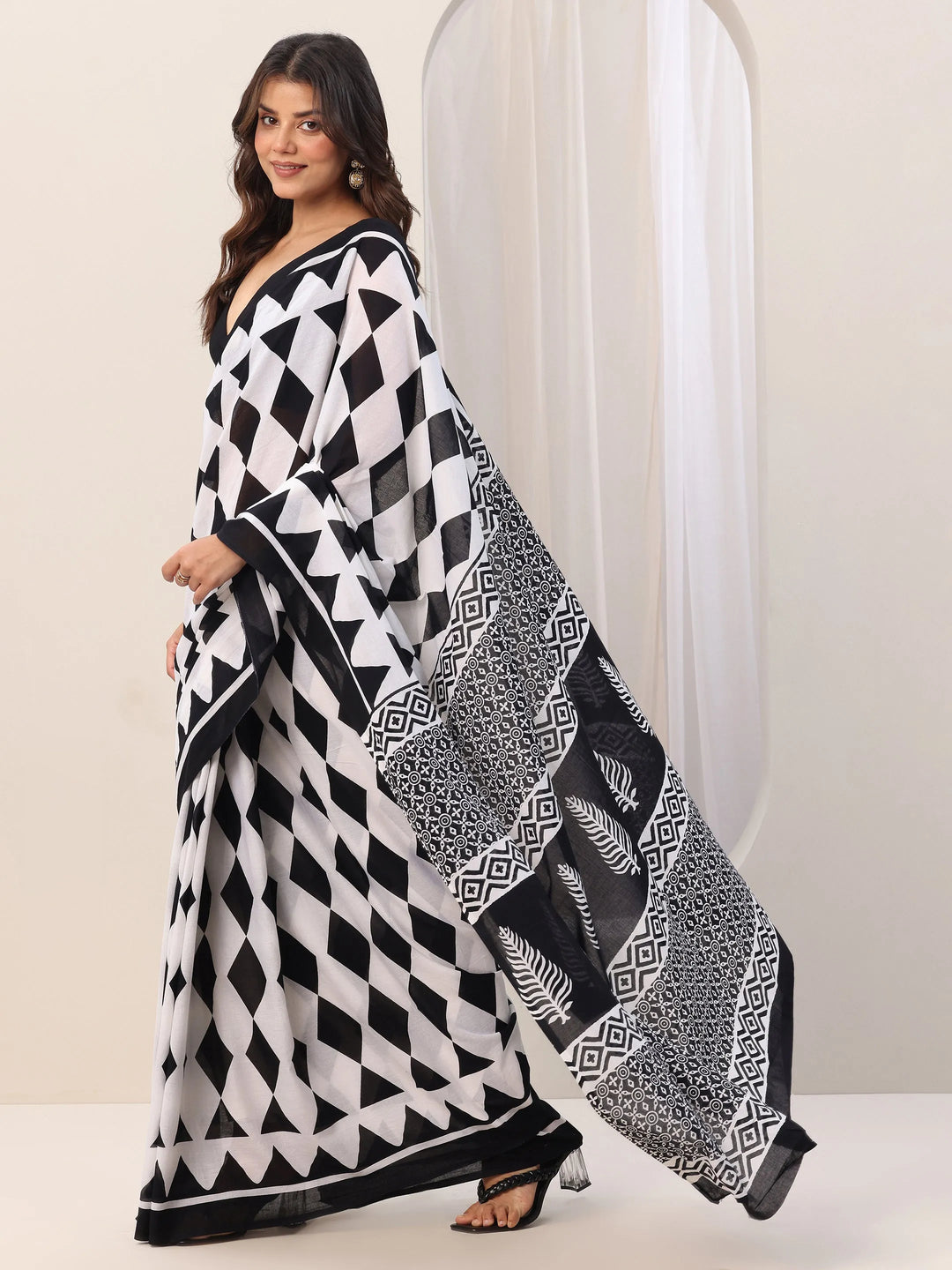  White Printed Cotton Saree With Unstitched Blouse Piece 