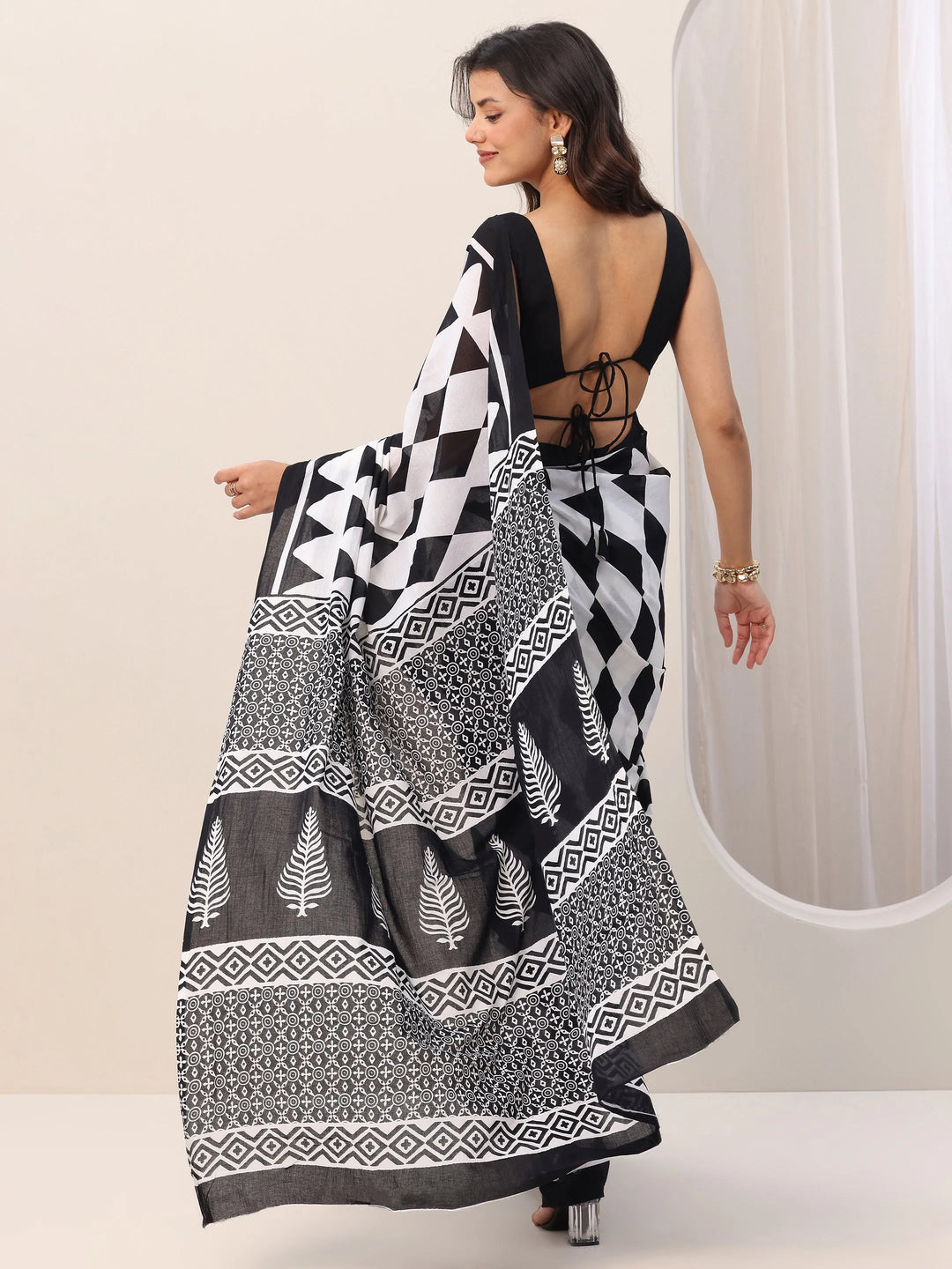  White Printed Cotton Saree With Unstitched Blouse Piece 