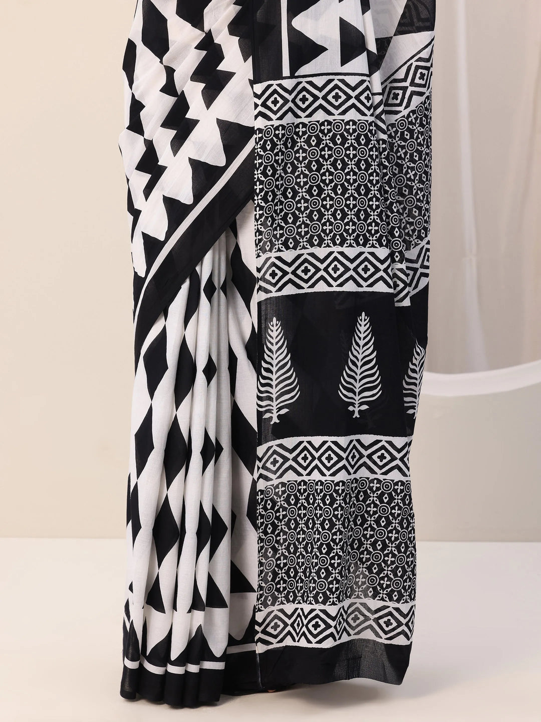  White Printed Cotton Saree With Unstitched Blouse Piece 
