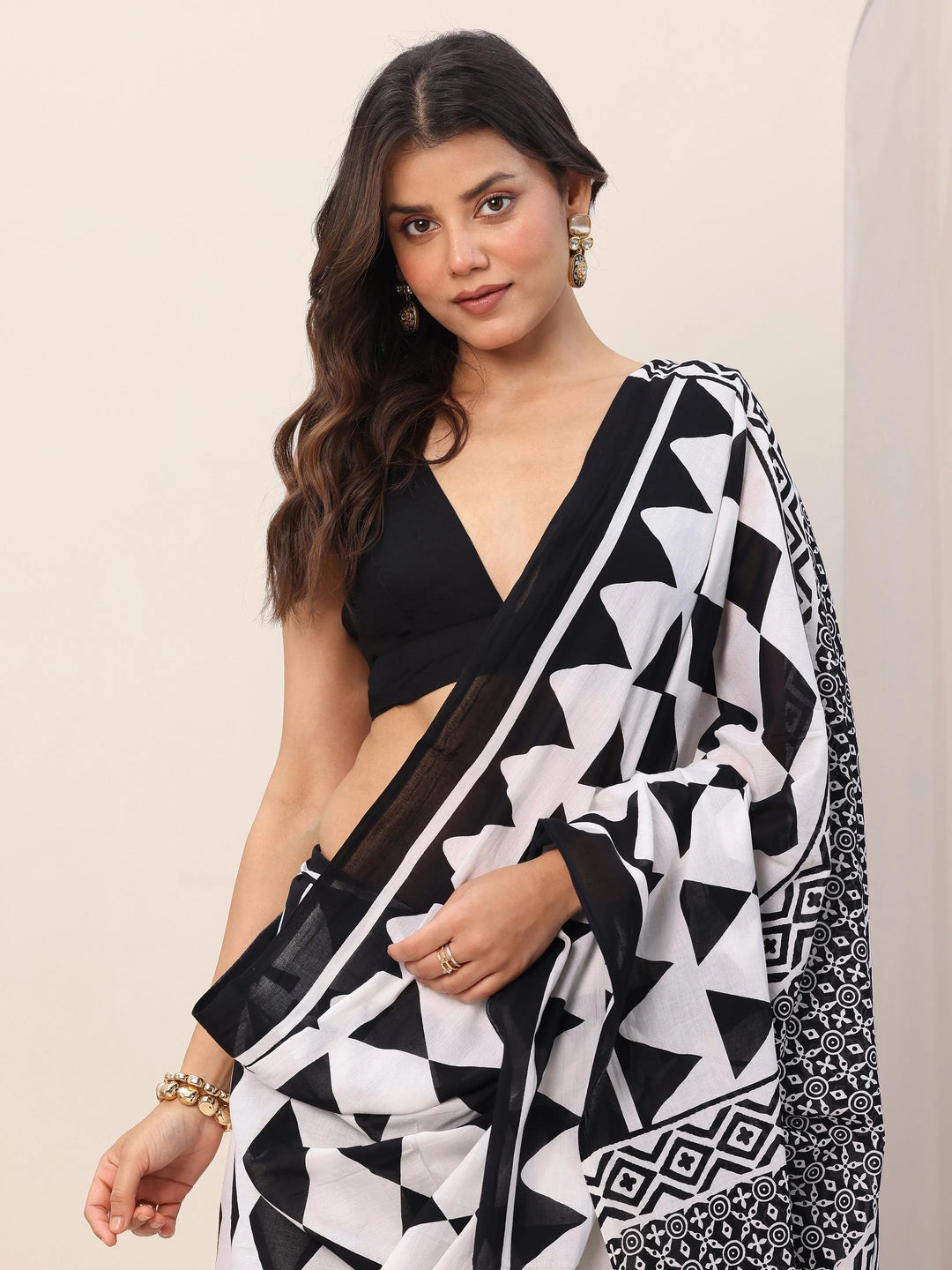  White Printed Cotton Saree With Unstitched Blouse Piece 