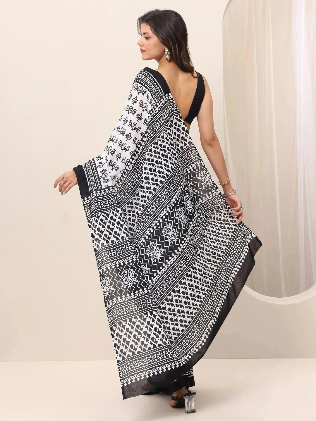  White Printed Cotton Saree With Unstitched Blouse 