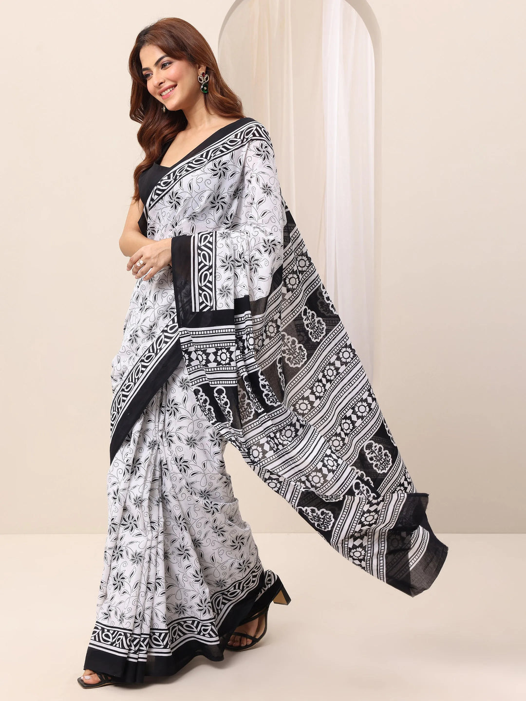  White Printed Cotton Saree With Unstitched Blouse Piece 