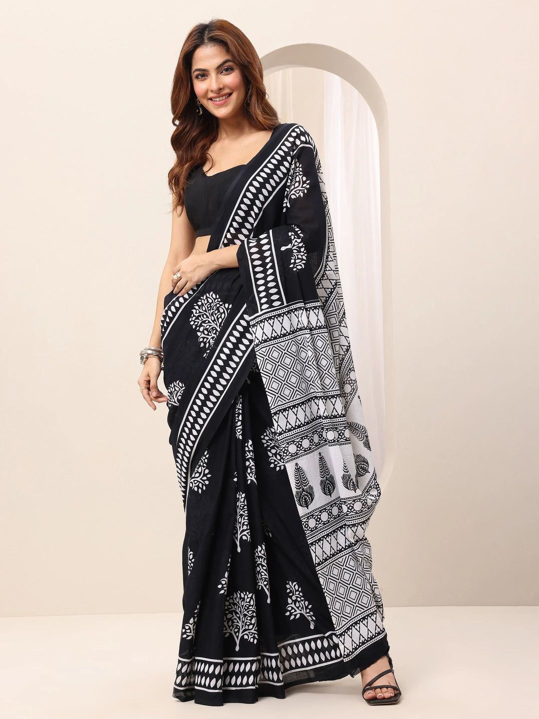 White Printed Cotton Saree With Unstitched Blouse Piece