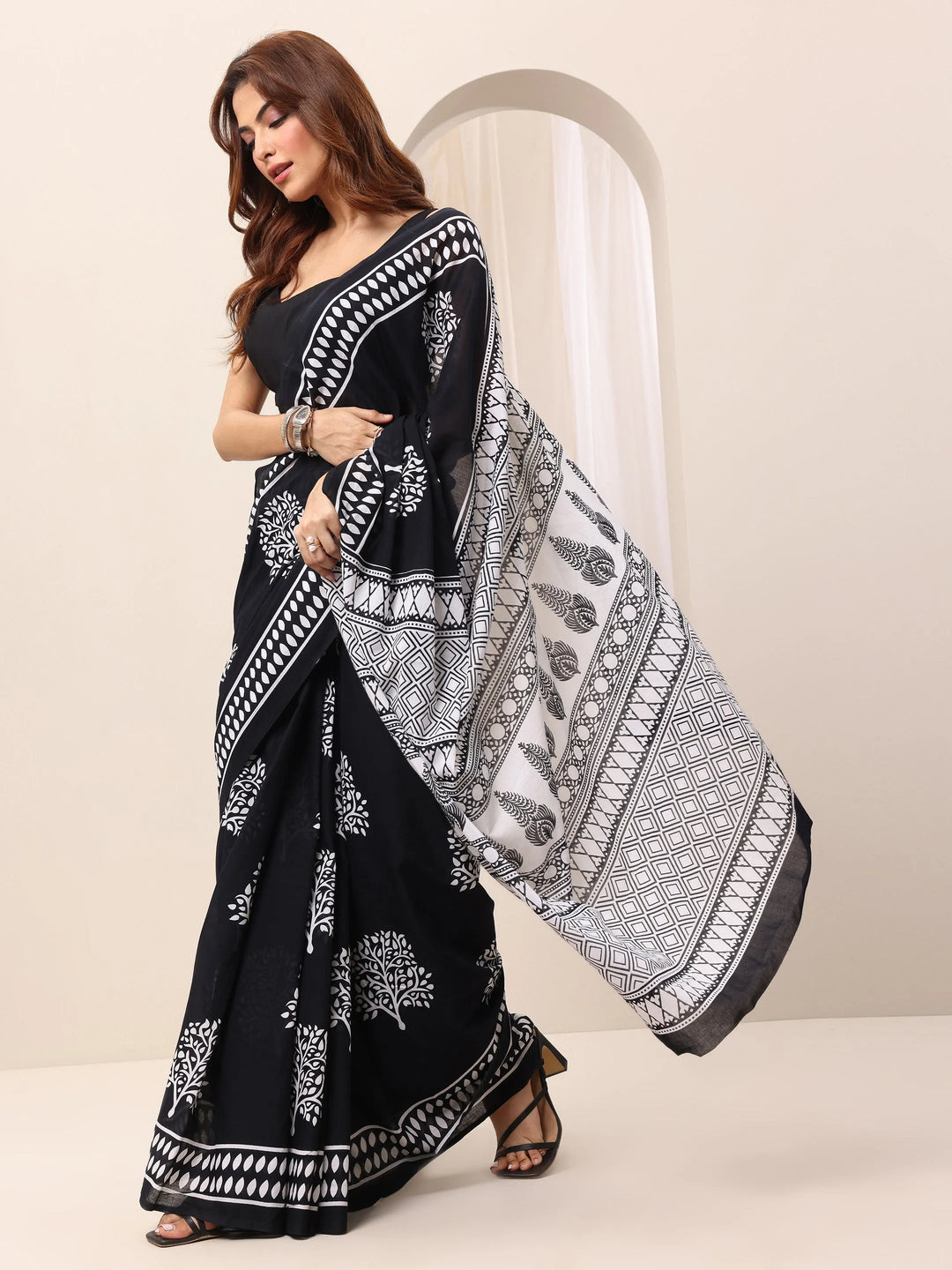  White Printed Cotton Saree With Unstitched Blouse Piece 
