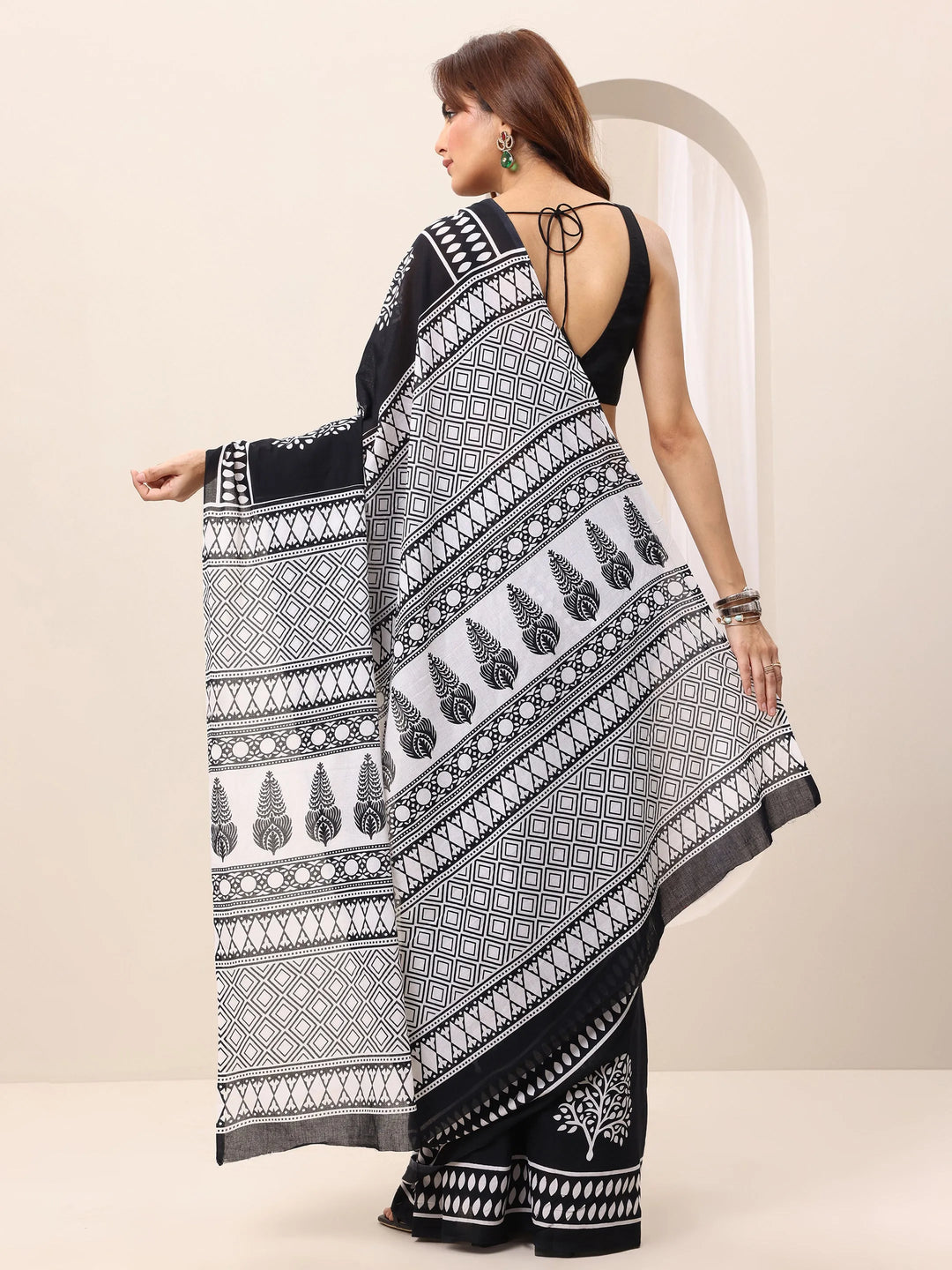  White Printed Cotton Saree With Unstitched Blouse Piece 