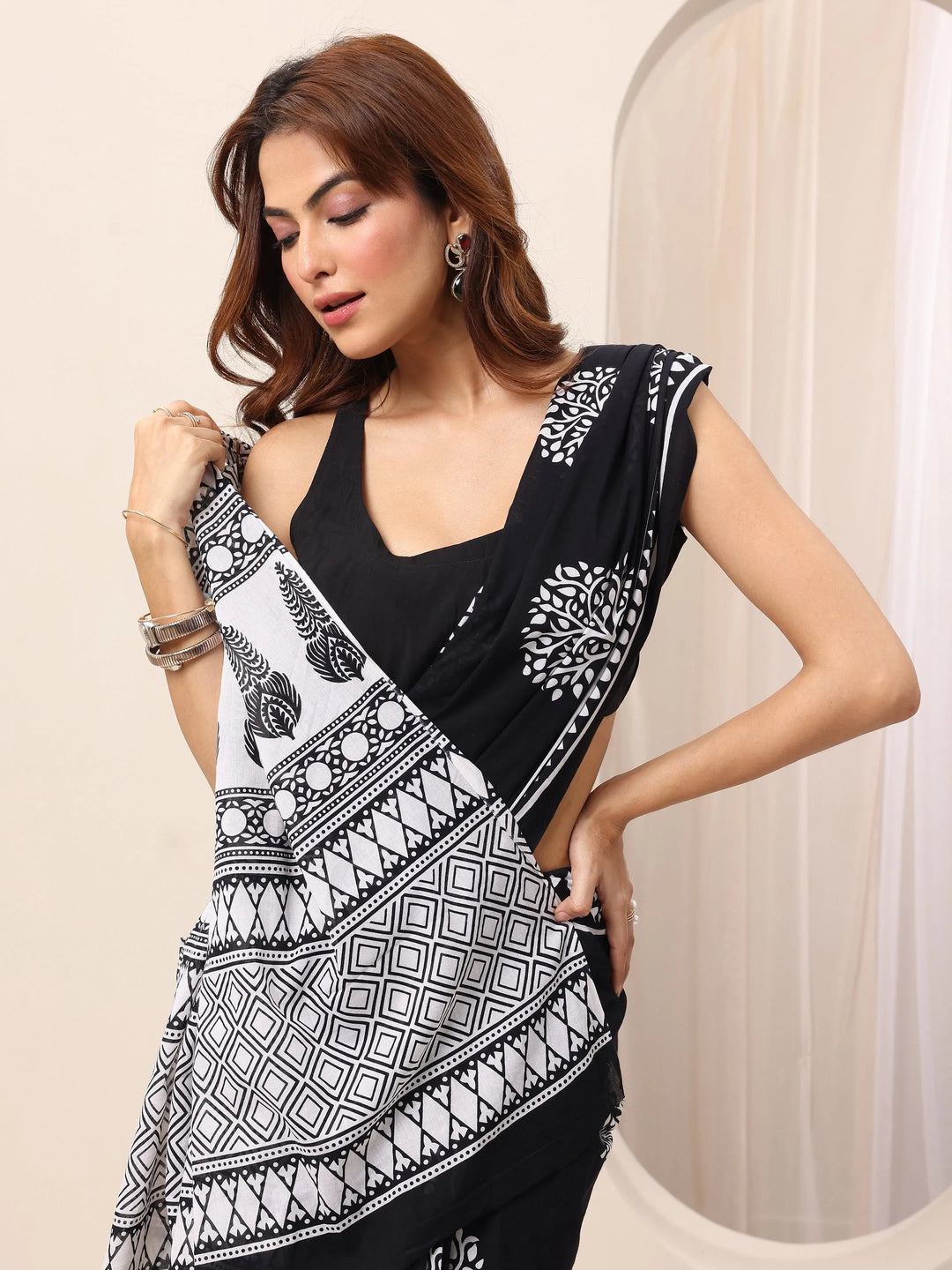  White Printed Cotton Saree With Unstitched Blouse Piece 