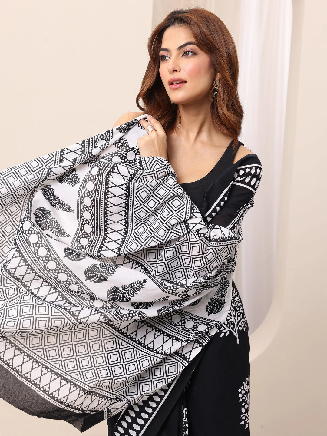  White Printed Cotton Saree With Unstitched Blouse Piece 
