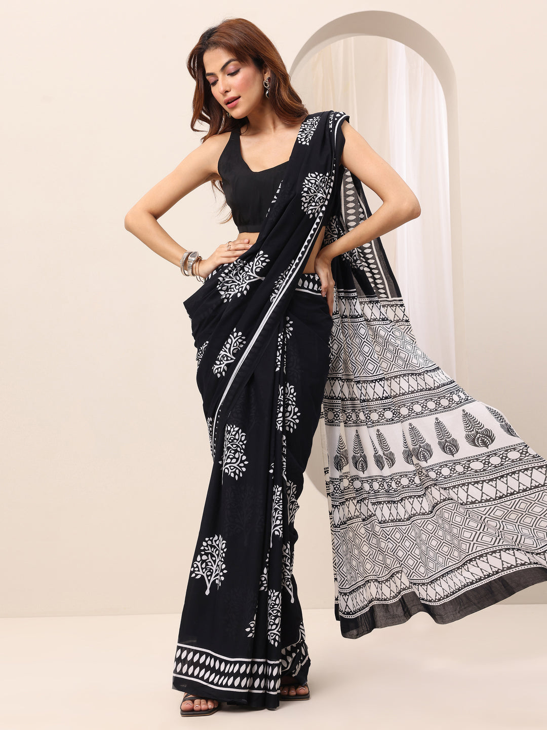 White Printed Cotton Saree With Unstitched Blouse Piece