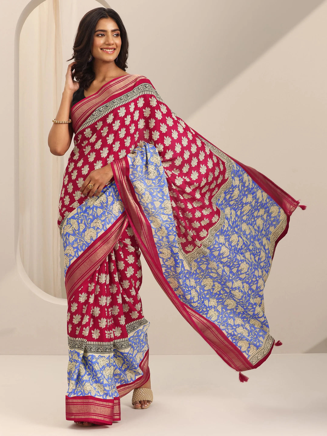 Red Printed Silk Blend Saree With Unstitched Blouse Piece