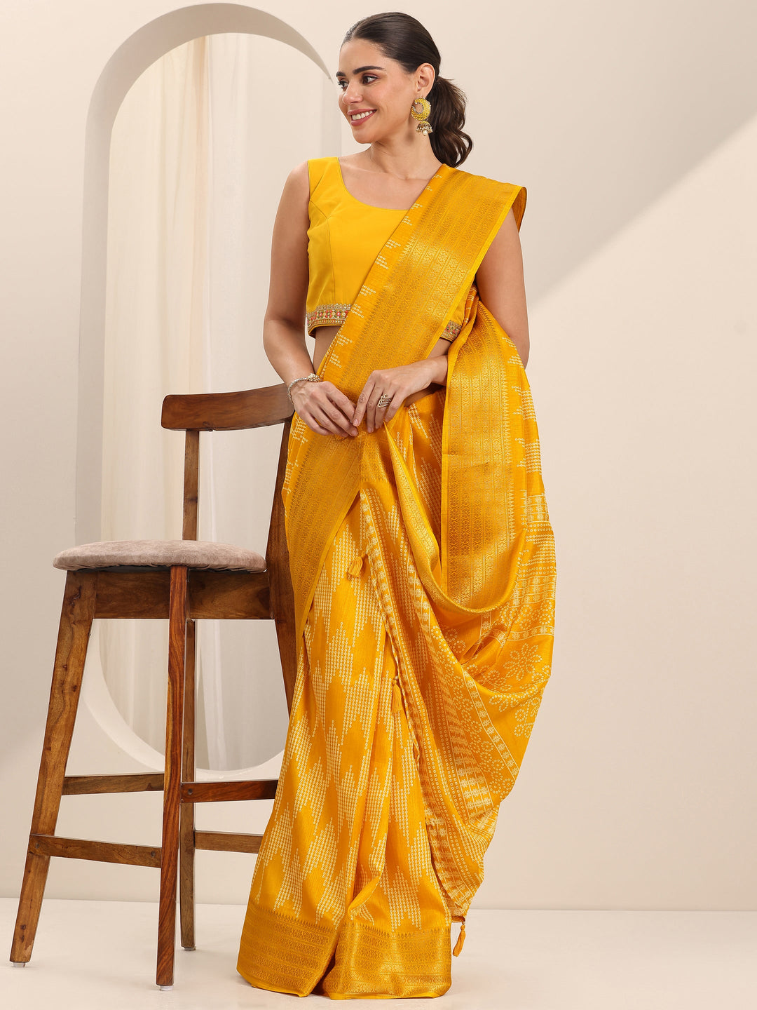  Mustard Printed Silk Blend Saree With Unstitched Blouse Piece 