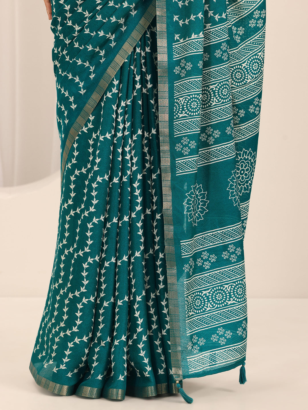  Teal Printed Georgette Saree With Unstitched Blouse Piece 