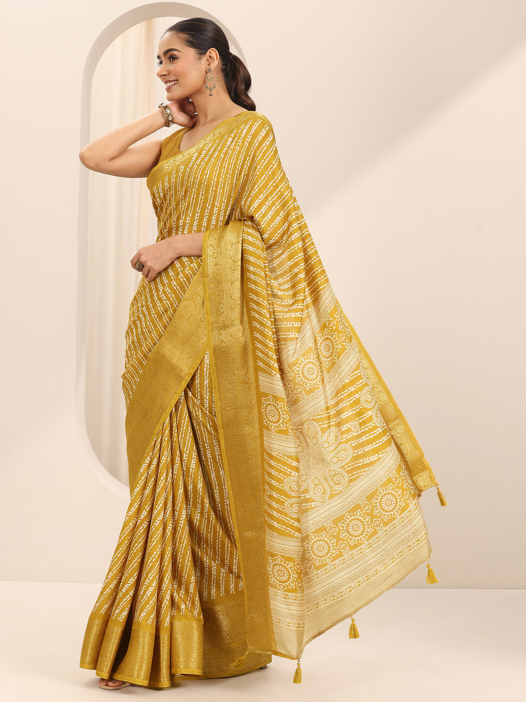  Mustard Printed Silk Blend Saree With Unstitched Blouse Piece 