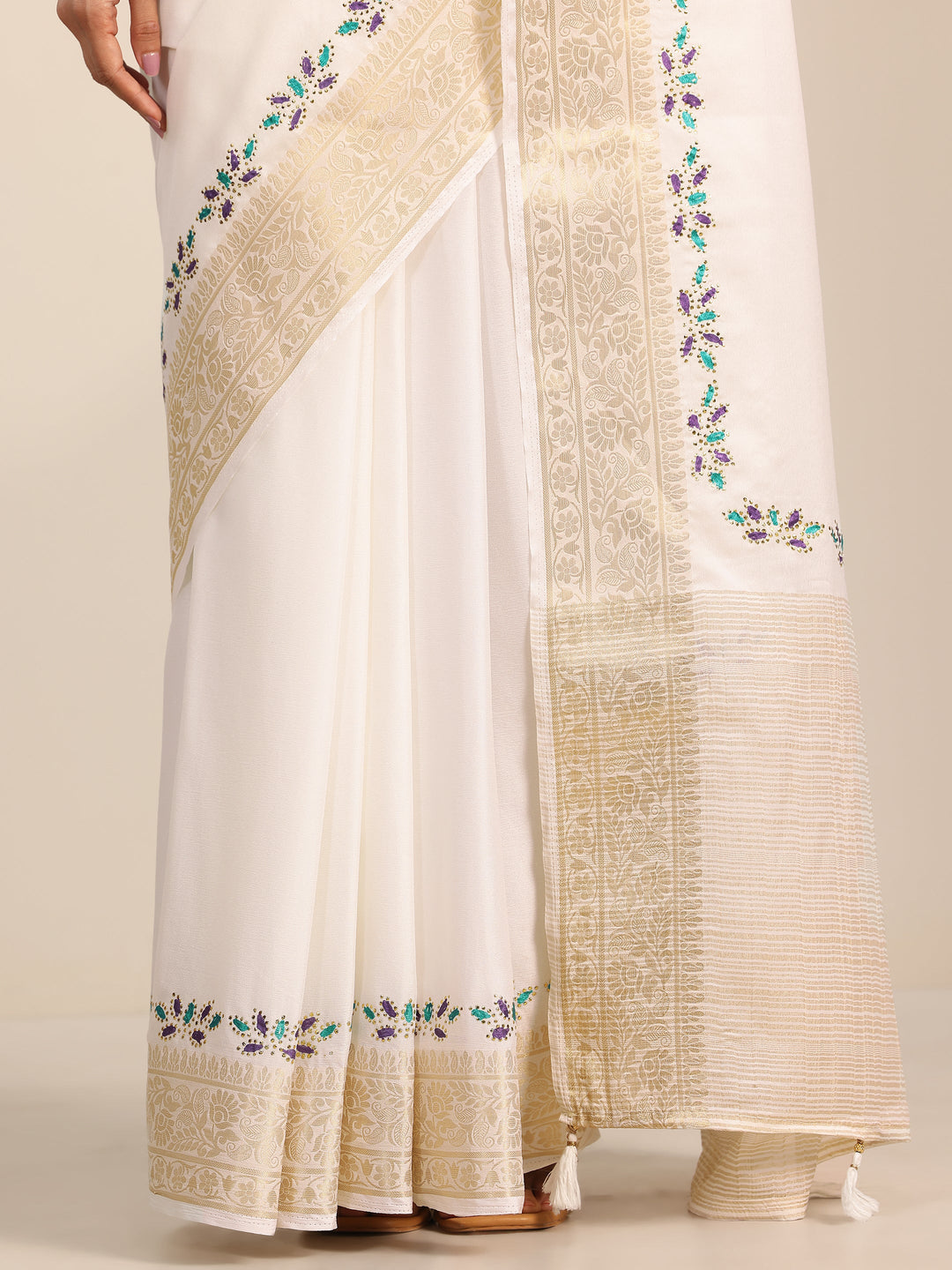  White Solid Crepe Saree With Unstitched Blouse Piece 