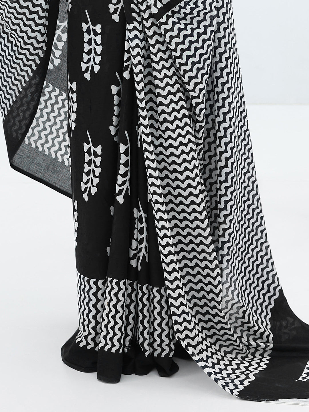  Black Printed Cotton Saree With Unstitched Blouse Piece 