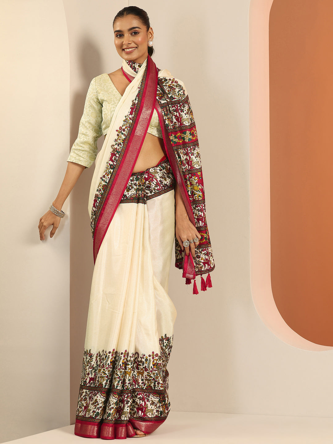  Beige Solid Georgette Saree With Unstitched Blouse Piece 