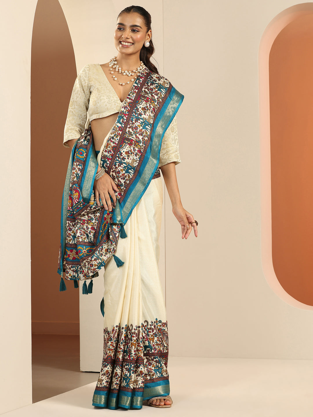  Beige Solid Georgette Saree With Unstitched Blouse Piece 