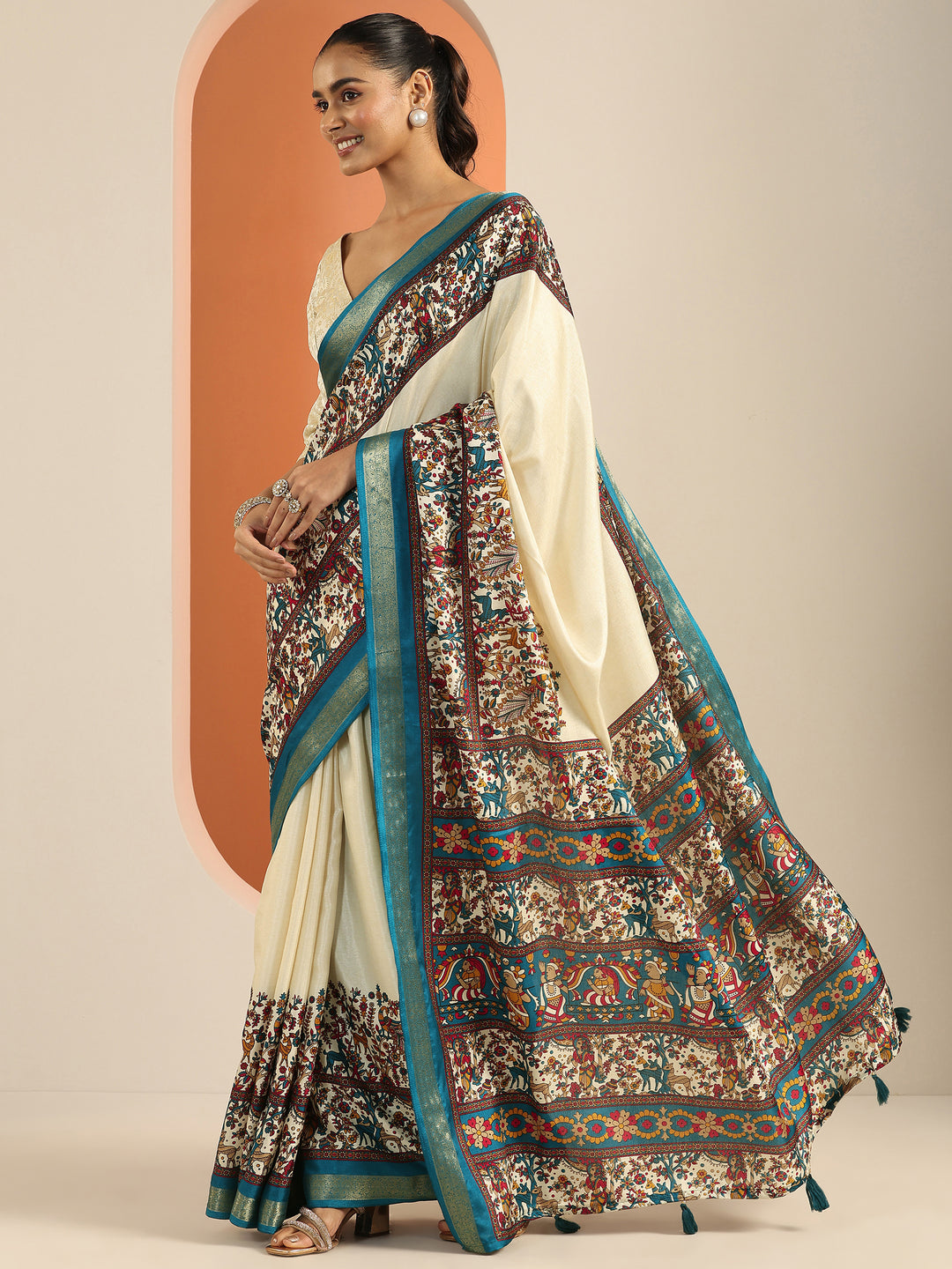  Beige Solid Georgette Saree With Unstitched Blouse Piece 