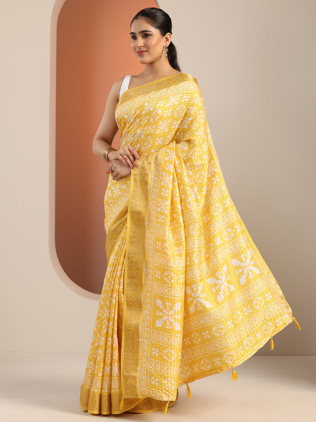  Yellow Printed Silk Blend Saree With Unstitched Blouse Piece 