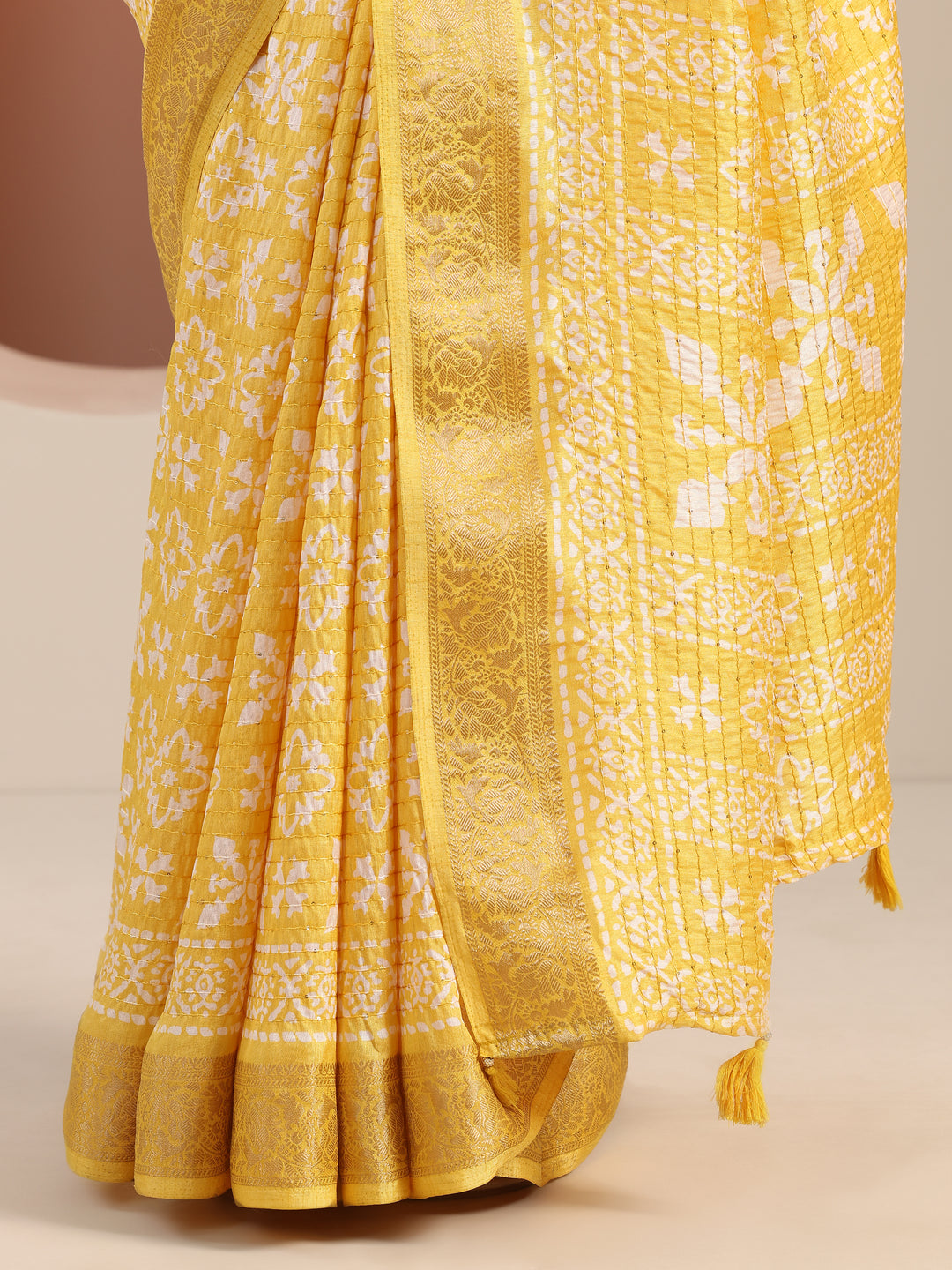  Yellow Printed Silk Blend Saree With Unstitched Blouse Piece 