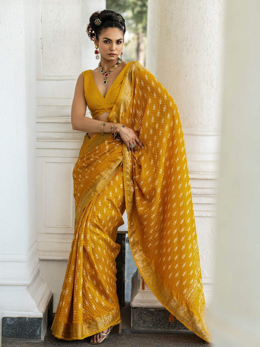 Mustard Printed Silk Blend Saree With Unstitched Blouse Piece