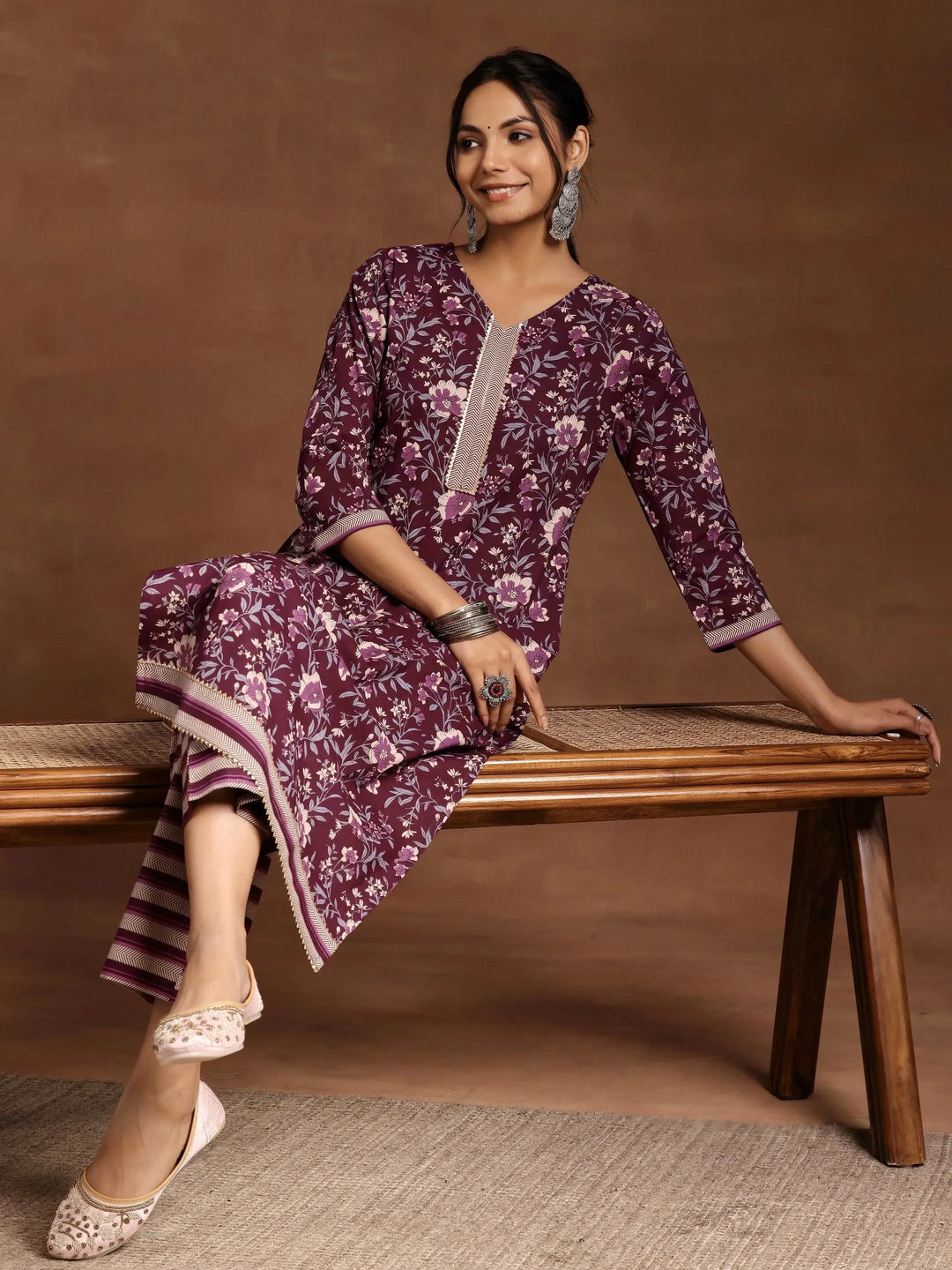  Green Embroidered Silk Blend Straight Kurta Set 