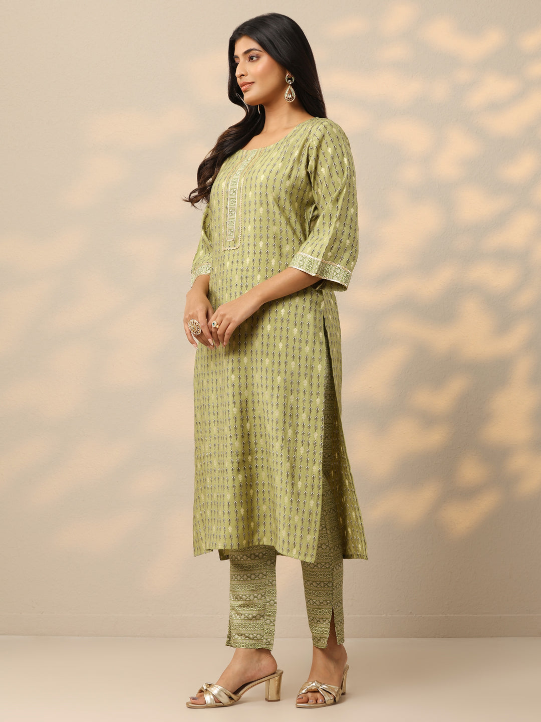  Green Printed Silk Blend Straight Kurta With Trousers 