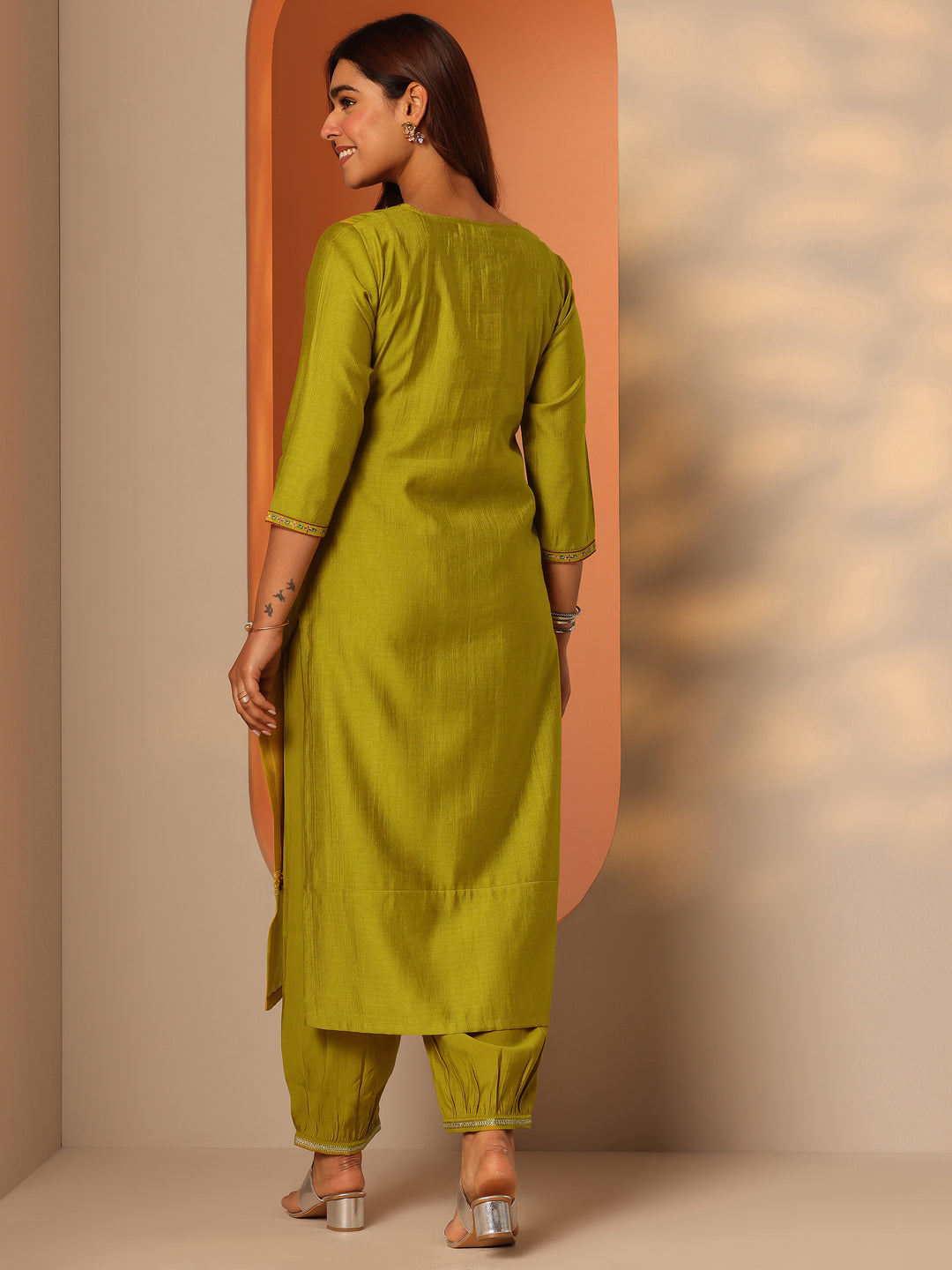  Green Embroidered Silk Blend Straight Kurta Set 