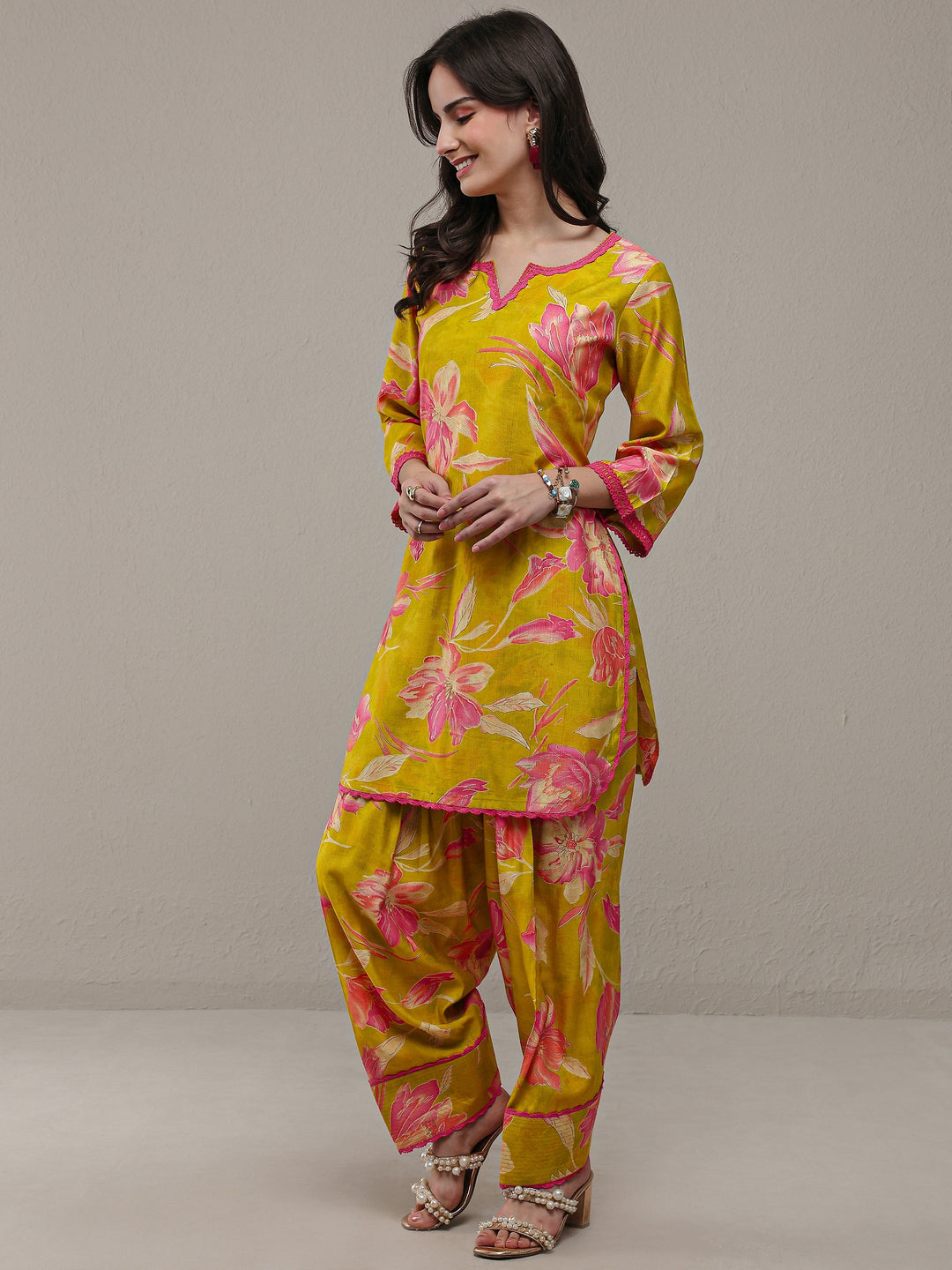  Green Floral Printed Silk Blend Straight Kurta Set 