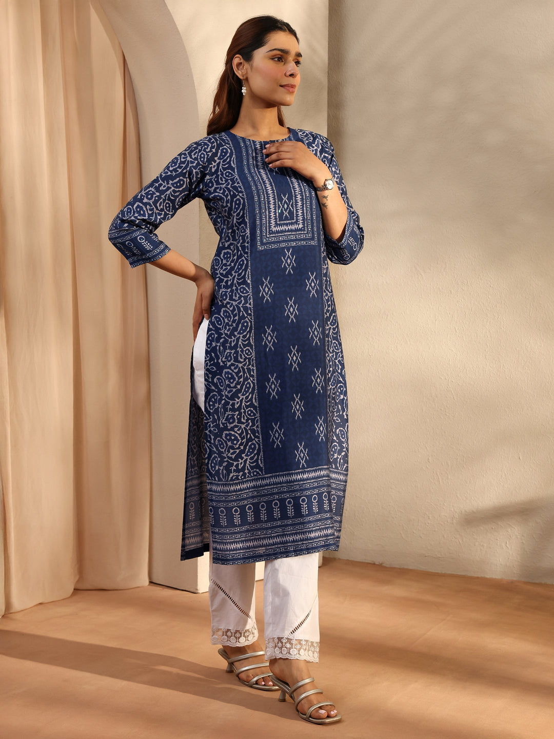  Indigo Ethnic Motif Printed Silk Blend Straight Kurta 