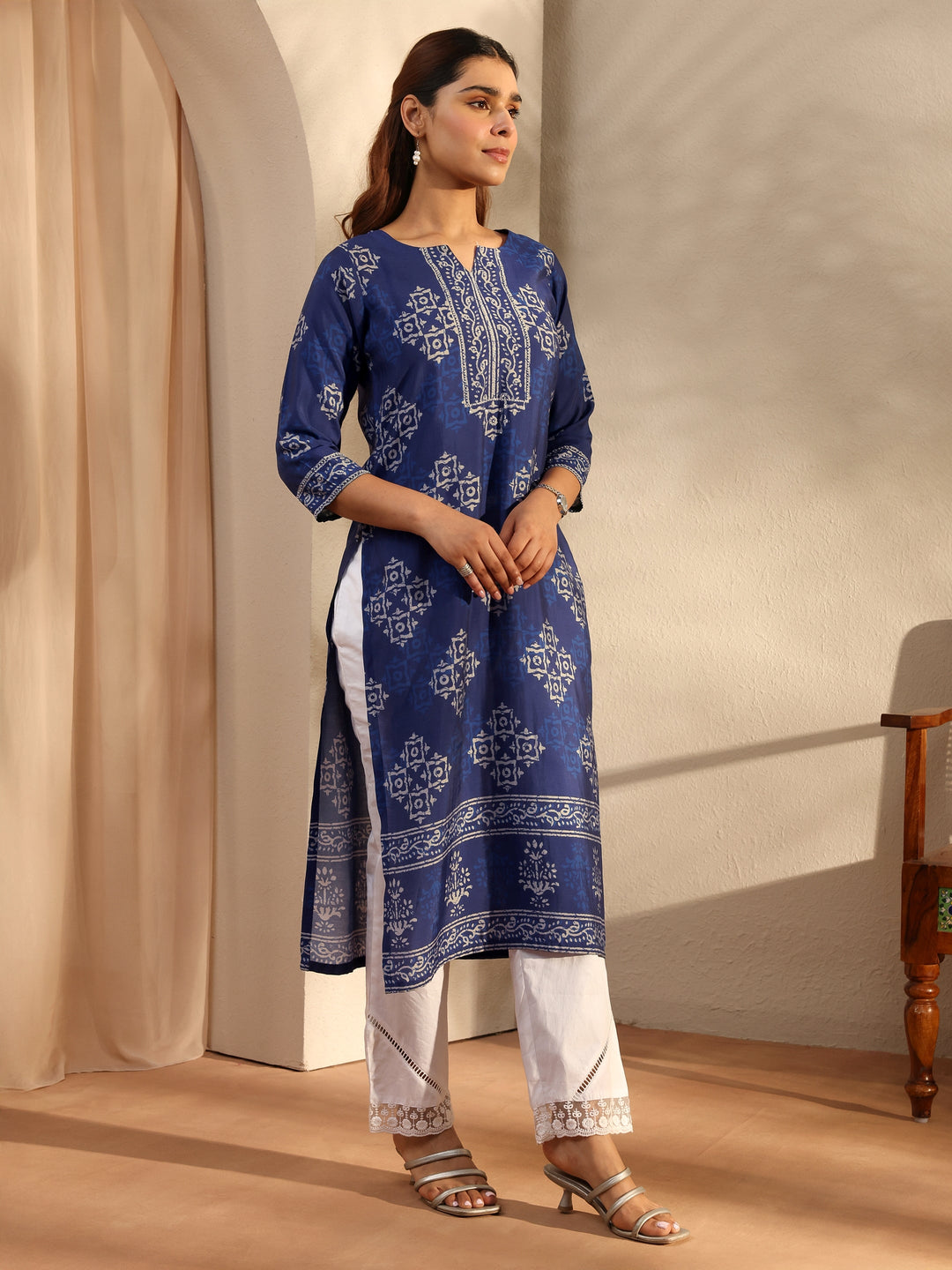  Indigo Ethnic Motif Printed Silk Blend Straight Kurta 