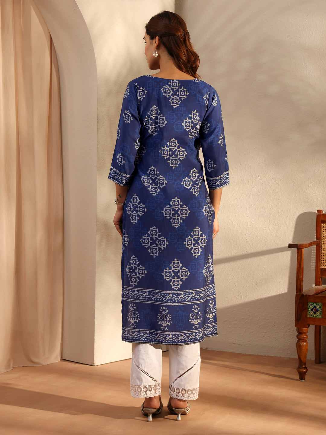  Indigo Ethnic Motif Printed Silk Blend Straight Kurta 