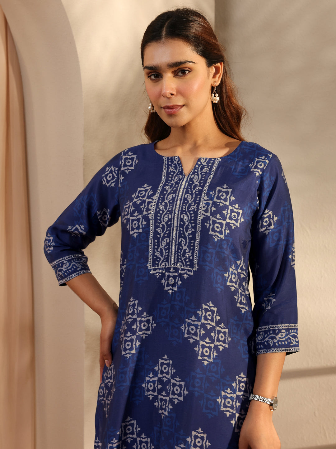  Indigo Ethnic Motif Printed Silk Blend Straight Kurta 