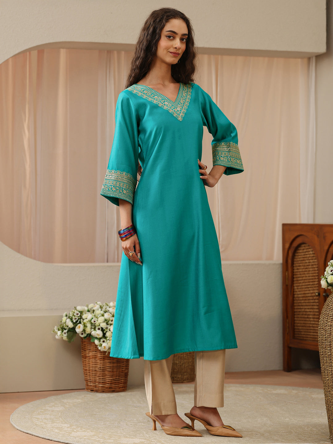  Off White Abstract Printed Panelled A-Line Kurta 